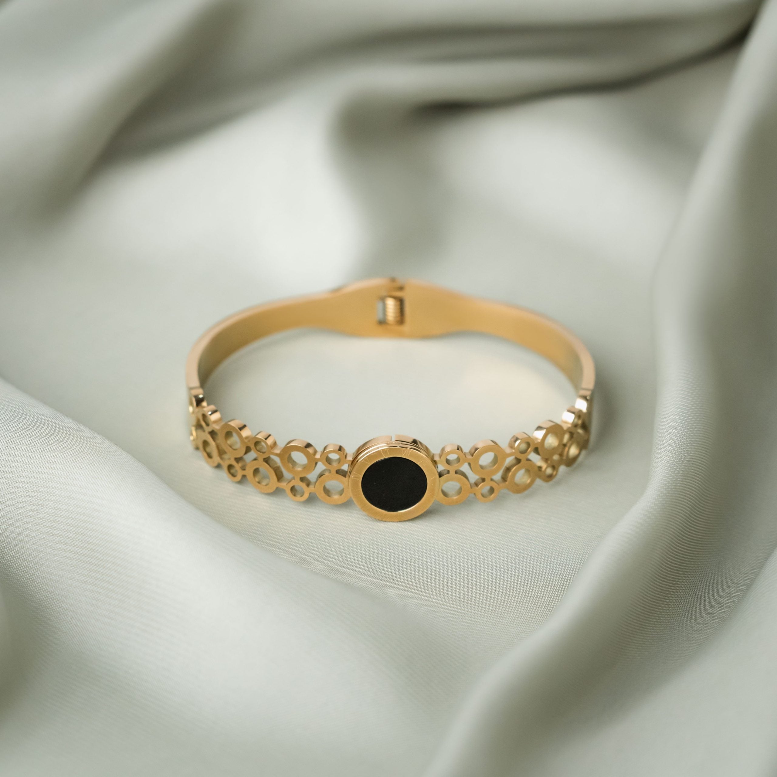 Eterna Circle Cuff